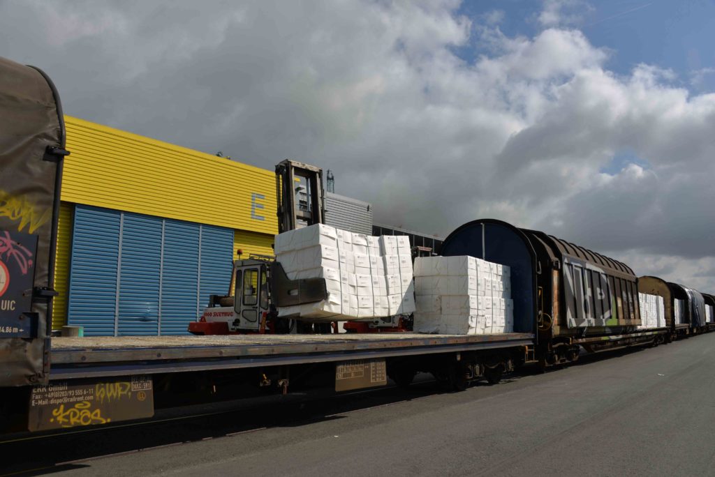 La pa^te à papier utilise parfois le GPM La Rochelle comme hub vers d'autres ports européens