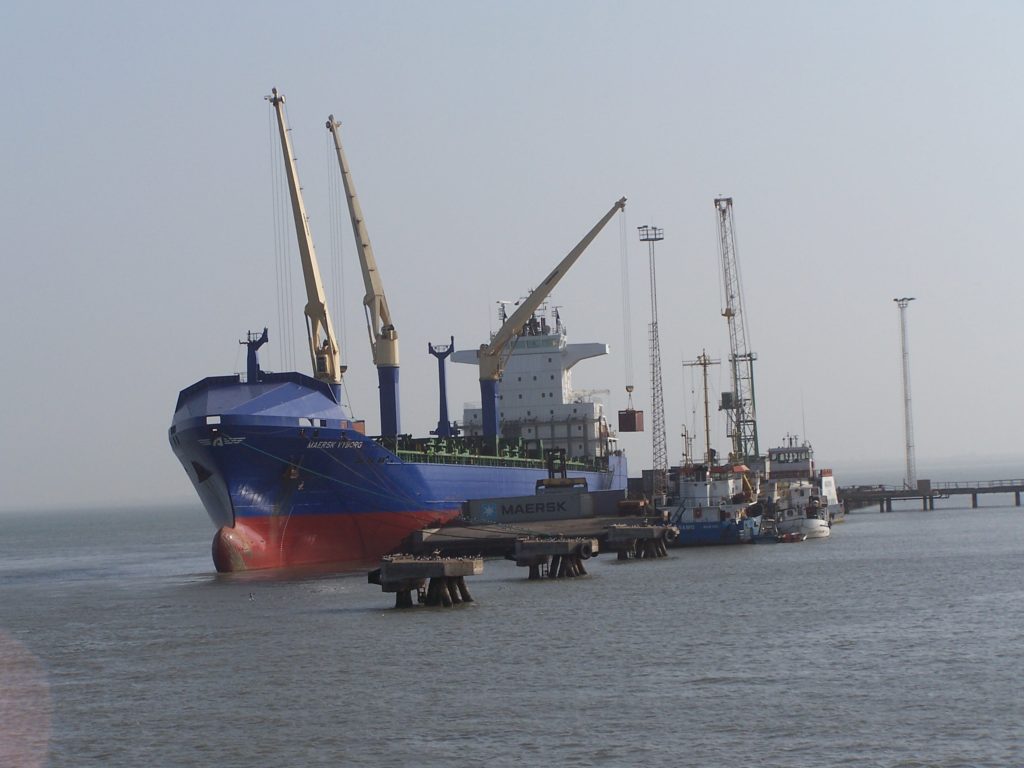 Au port de Banjul, en Gambie, le bois de rose est exporté illégalement