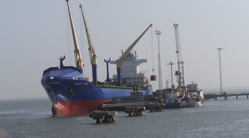 Au port de Banjul, en Gambie, le bois de rose est exporté illégalement