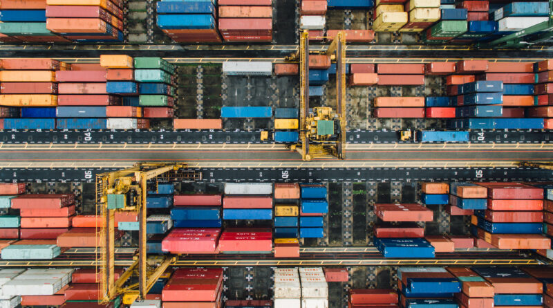 Conteneurs dans le terminal d'un port maritime