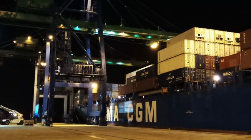 Manutention du navire de CMA CGM au port d'Owendo