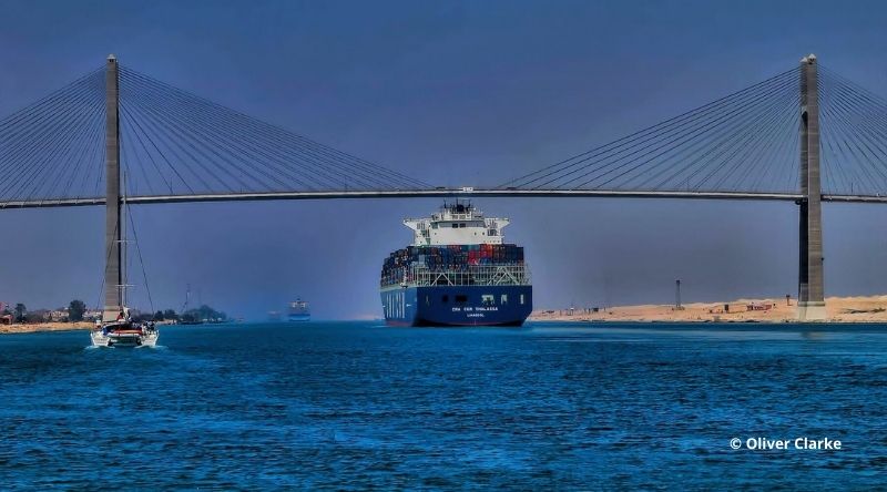 Navire dans le canal de Suez