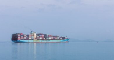 navire Maersk en eau calme