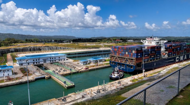 Navire CMA CGM dans le canal de Panama