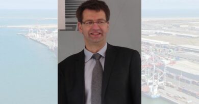 Patrice Vergriete avec GPM Dunkerque en arrière plan