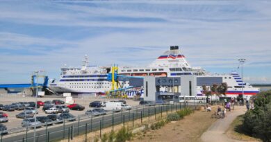 Navire normandie au port de Ouistreham