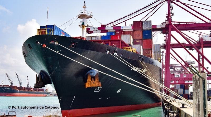 Navire au port autonome de Cotonou