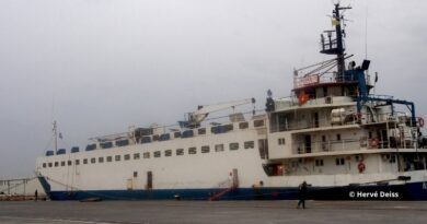 Navire bétaillère en escale dans le port de Sète