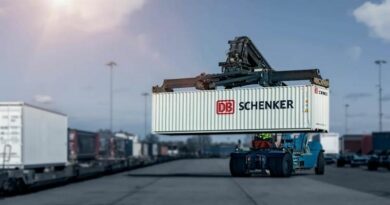 Reachstacker avec un conteneur de DB Schenker