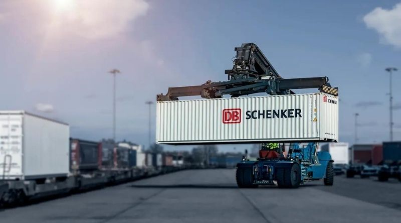 Reachstacker avec un conteneur de DB Schenker