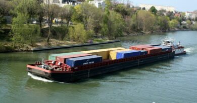 Barge fluviale chargée de conteneurs en Seine