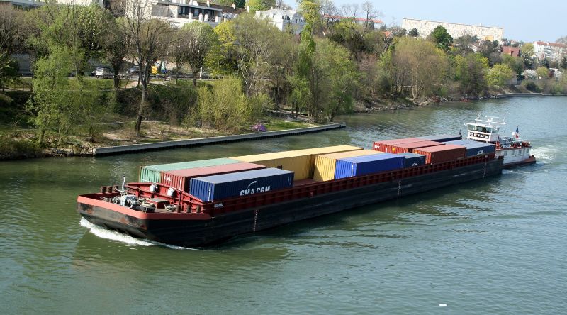 Barge fluviale chargée de conteneurs en Seine