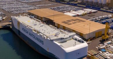 Navire Hoegh Autoliner en déchargement