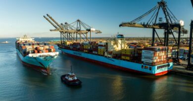 Navire Maersk déchargeant dans le port de Houston