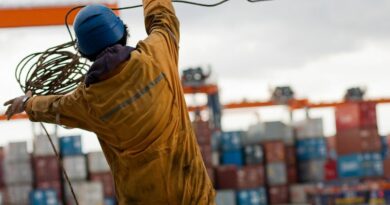 Marin philippin jetant un bout