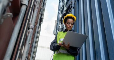 Femme devant un conteneur