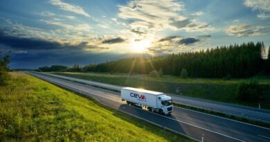 Un camion de Ceva Logistics sur la route