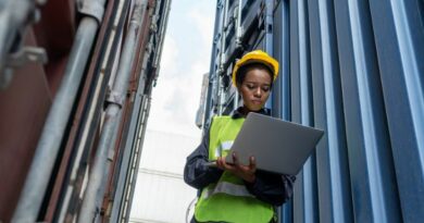 Docker femme noire avec ordinateur