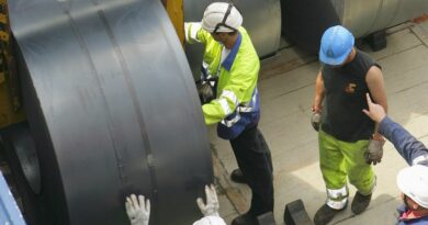 Dockers de Dunkerque manutentionnant des coils