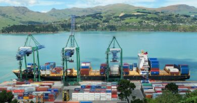 Navire porte-conteneurs à quai