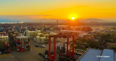 Le port brésilien d'Itapoa au coucher de soleil