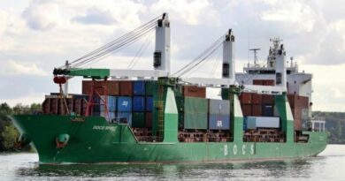 Navire de Bocs entrant au port de Rouen