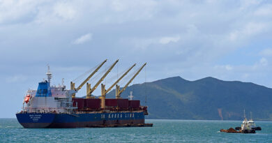 Chargement d'un vraquier par barge par Cotransmine