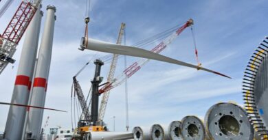 Manutention de pales d'éoliennes au port de Nantes Saint-Nazaire