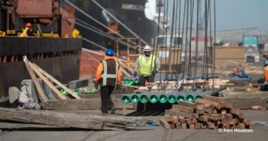 Deux dockers dans le port de Houston