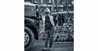 Docker américain accoudé à un camion