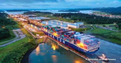 Navire CMA CGM dans les écluses de Panama en soirée