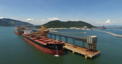 Chargement de deux navires © Trafigura