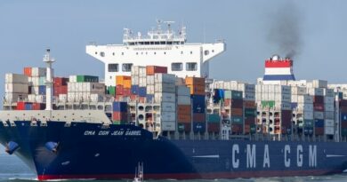 Navire CMA CGM avec fumée