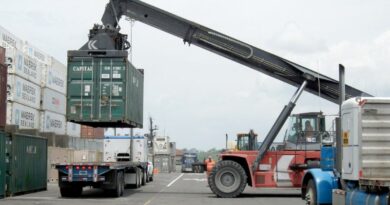 Chargement de conteneurs dans un port sur un camion