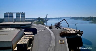 Chargement dans le port d'Arles