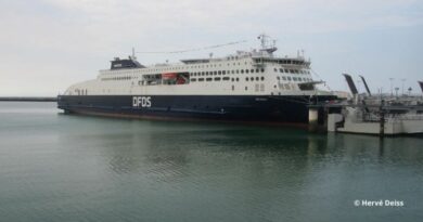 Navire DFDS dans le port de Calais