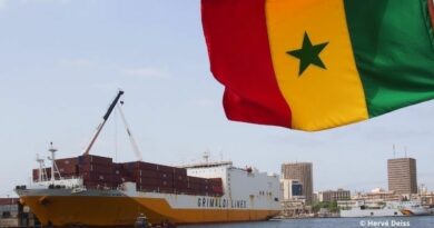 Navire Grimaldi dans le port de Dakar avec drapeau Sénégalais