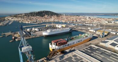 Vue aérienne du port de Sète avec ferries