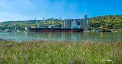 Navire chargeant sur le site de Val de La Haye