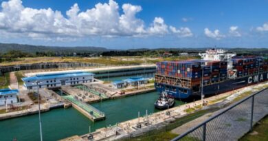 Navire CMA CGM dans le canal de Panama