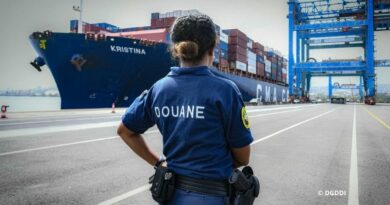 Douanière devant navire CMA CGM Pointe à Pitre