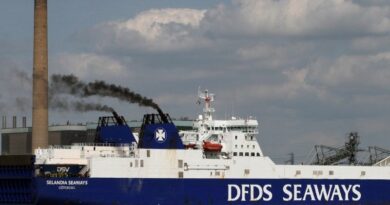 Les cheminées d'un navire de DFDS crachent leur fumée noire.