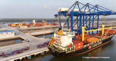 Le terminal de Saigon Port Company avec un navire de Samudera