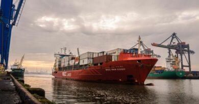 Navire de WEC Lines en entrée du port