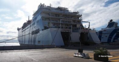 Navire GNV dans le port de Naples