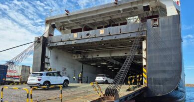 Le chargement de véhicules à Marseille pour la ligne de Suardiaz sur Djen Djen.