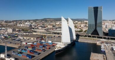 Le Neoliner Origin amarré à Marseille au pied de la tour de CMA CGM