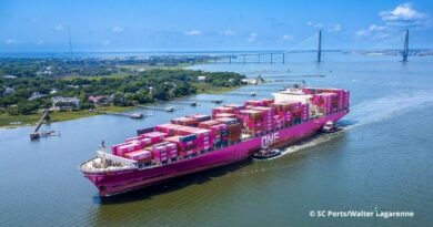 Un navire de ONE construit en Chine en entrée du port de Charleston aux États-Unis