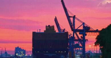 Drewry constate une baisse des taux de fret sur le Transpacifique et une hausse sur le Transatlantique.