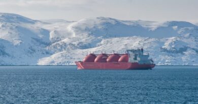 LEs flux de GNL entre la Russie et la Chine se transfèrent du navire au gazoduc